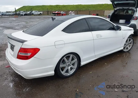 2013 Mercedes-Benz C 250 z USA, uszkodzony, nr VIN WDDGJ4HB4DF968846